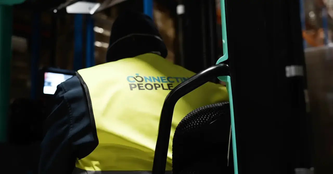 Uitzendbureau logistiek personeel - magazijnmedewerkers en heftruckchauffeurs aan het werk in distributiecentrum